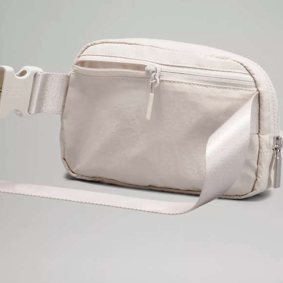 Lululemon Everywhere Belt Bag NWT - Picture 3 of 10